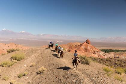 Travesía a caballo por la colorida Sierra del Tontal, clásica excursión desde Barreal.