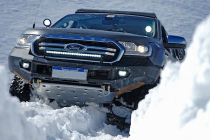 En la nieve los autos claros también son más visibles