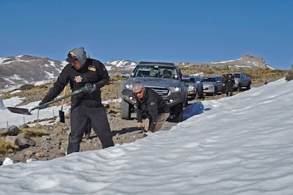 Equipamiento. Es importante contar con algunas palas en el vehículo para poder allanar el camino cuando se pone intransitable