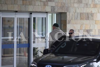 Travis aterrizó el viernes al mediodía en Ezeiza. Esa misma noche, debido a la reprogramación del show de Taylor Swift por la tormenta eléctrica, la pareja aprovechó y salió a cenar a un restaurante en Buenos Aires. Las personas que se encontraban allí empezaron a gritar y a aplaudirlos cuando los vieron juntos