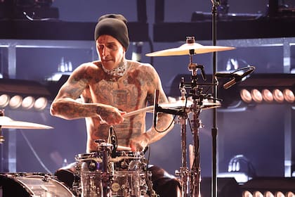 Travis Barker en la última entrega de los premios Grammy, en abril de este año