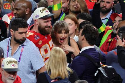 Travis Kelce, jugador de Kansas City Chiefs, celebra con Taylor Swift después de derrotar al equipo de San Francisco en tiempo extra durante el Super Bowl LVIII
(Ethan Miller / GETTY IMAGES NORTH AMERICA / Getty Images via AFP)