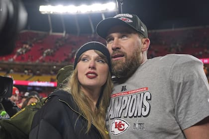 Travis Kelce y Taylor Swift después de la victoria de los Chiefs sobre los Buffalo Bills en el juego del Campeonato de la AFC en Kansas City.