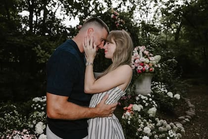 Travis Kelce y Taylor Swift, muy florales en el anuncio de su compromiso