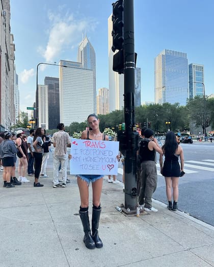 "Travis, pospuse mi luna de miel para verte", decía el cartel de Oriana (Foto: Instagram @orianasabatini)