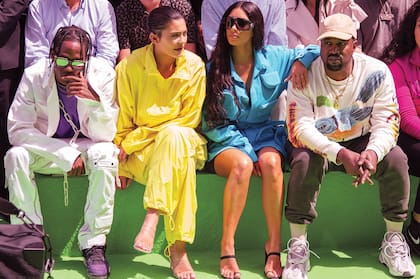 Travis Scott, Kylie Jenner, Kim Kardashian y Kanye West en París, en junio pasado. "Todos tenemos momentos de mierda", dice Scott sobre Kanye, que próximamente será su cuñado oficial. "Sigue siendo un músico tremendo."