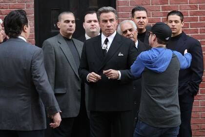 Travolta caracterizado como el mafioso John Gotti