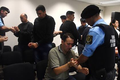 Trece son los policías juzgados por el crimen de Correas; dos están acusados por el homicidio.