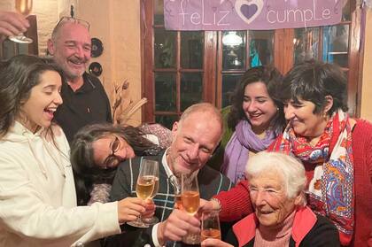 Treinta años después, el vínculo de Leo con su familia adoptiva argentina sigue igual de fuerte.