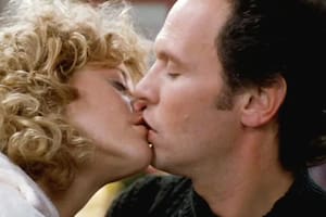 Treinta y cinco años después del estreno de la inolvidable comedia romántica Cuando Harry conoció a Sally, Billy Crystal y Meg Ryan se reunieron para recrear una escena (Archivo)