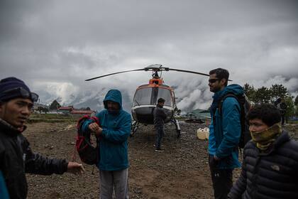 Trekkers en el aeropuerto de Lukla, Nepal, antes de emprender su caminata hacia el campamento base del Everest