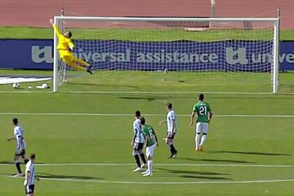 Tremenda salvada de Viscarra a un remate de Enzo Fernández