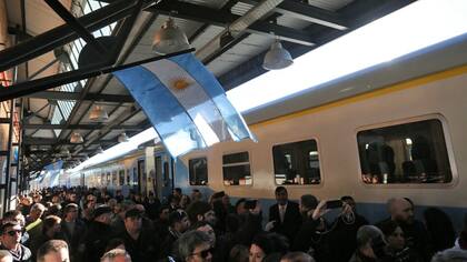 El equipaje permitido sin cargo en un tren de larga distancia es un bolso de mano y una valija cuyo peso no exceda los 50 kg y que mida menos de 75 cm de alto, 45 cm de ancho y 30 cm de profundidad.