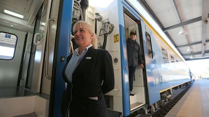 Los jubilados tienen un descuento del 40%, en tanto que los menores de 12 años pagan la mitad del pasaje y los niños más pequeños que no ocupen asiento, menores de tres años, viajan gratis