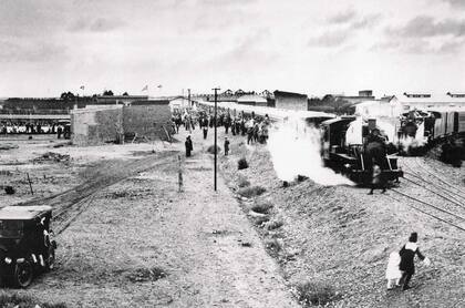 Tren del Ferrocarril Central de Chubut. Transportaba niños por el valle Central. 1928.
