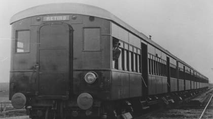 El Día del Ferroviario se celebra todo los 1 de marzo en la Argentina; en foto: tren histórico con carrocería de metal que funcionó en la línea Mitre (por entonces, 