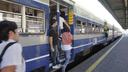 tren línea San Martín, Roca, Belgrano Sur y Mitre, ferrocarril, estación, Retiro