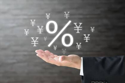 En el mercado japonés rigen históricamente tipos de interés más bajos que en otros grandes mercados globales, lo que abarata los costes de financiación.