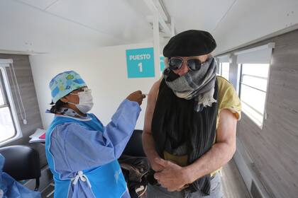 Tren Sanitario de la Provincia de Buenos Aires. Personal de salud a bordo del tren sanitario aplicaron vacunas contra la gripe y el neumococo en la estación de San Miguel del Monte.
