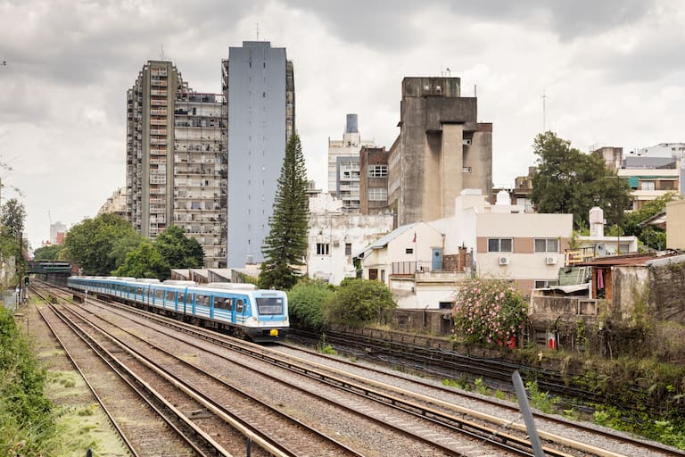 A la derecha la efímera Estación Almagro del Ferrocarril del Oeste en 1903, vista desde calle Medrano (AGN), a la izquierda las vías del tren Sarmiento (Estrella Herrera)