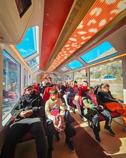 tren-solar-de-la-quebrada-norte-ATTXRKPY45FPJBBGGEHPGZTFGI Cómo es viajar en el primer tren solar de América Latina que recorre paisajes emblemáticos del norte argentino