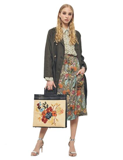 Trench con bolsillos (Awada, antes $7480 ahora $4500), camisa de algodón (India Style, antes $1900) pollera con botones (Wanama, antes $3290 ahora $2690), sandalias metalizadas (Aldo en Grimoldi, antes $3600 ahora $2900) y cartera con bordados (Mishka, antes $6640 ahora $3980)