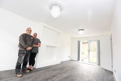 En la sala de estar, dónde alguna vez hubo una pila de basura, ahora hay una chimenea impecable