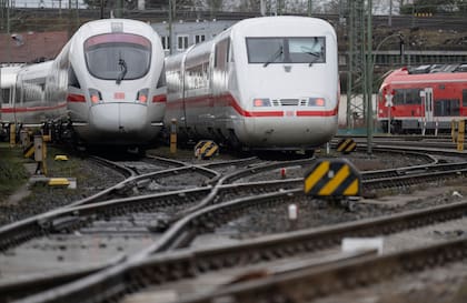 Trenes de la estatal Deutsche Bahn ICE en la estación principal en Fráncfort, Alemania, el 22 de enero de 2024. (Boris Roessler/dpa vía AP)