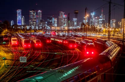 Trenes estacionados ante una estación en Fráncfort, Alemania