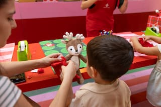 Una gran feria con regalos accesibles, una fábrica de renos y cuentos con Papá Noel