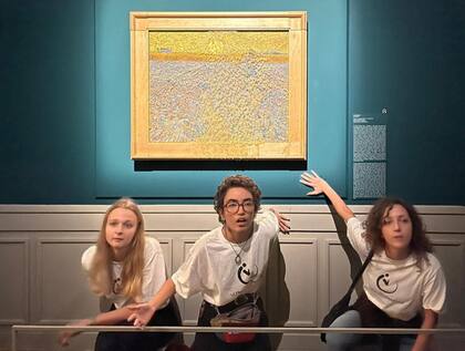 Tres activistas de la agrupación Last Generation cumplieron el viernes pasado con la consigna vandálica de "enchastrar" con sopa de verduras y "pegarse" al marco de una pintura de un gran maestro, en este caso Vincent Van Gogh, en el Palazzo Bonaparte de Roma