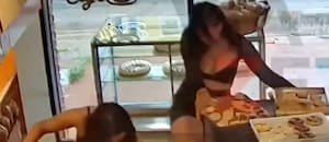 Tres chicas entraron a una panadería, golpearon a una empleada y le robaron el celular