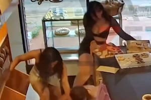 Tres chicas entraron a una panadería, golpearon a una empleada y le robaron el celular