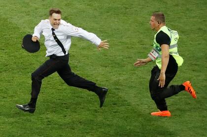 Tres aficionados ingresaron al campo de juego en plena final del Mundial de Rusia y el partido entre Francia y Croacia fue brevemente interrumpido.