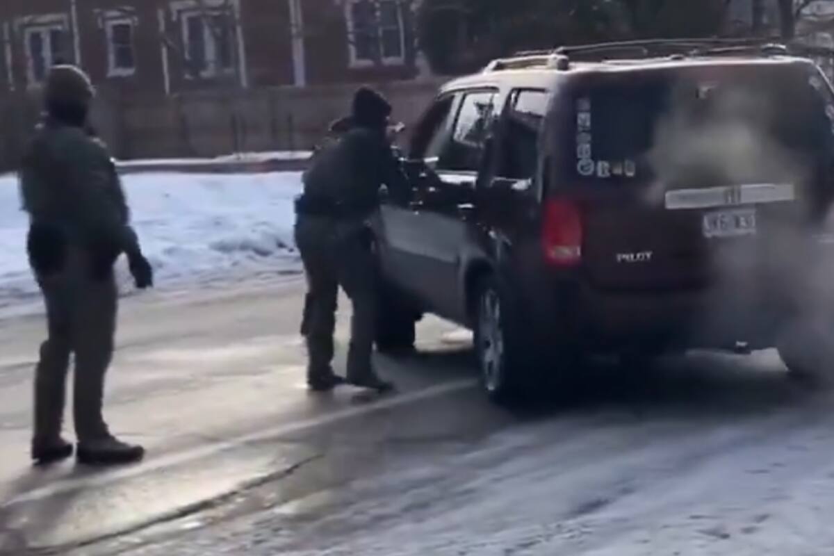O momento em que um agente de imigração do ICE atira e mata uma mulher em Minneapolis O momento em que um agente de imigração do ICE atira e mata uma mulher em Minneapolis