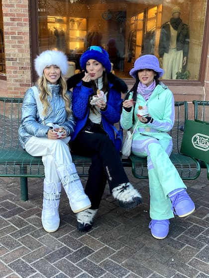 Tres amigas de São Paulo, Brasil, disfrutan de un helado en el downtown de Aspen.