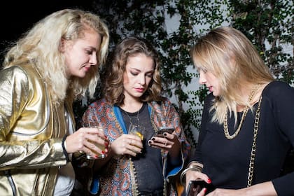 Tres amigas, en la noche, en el Isabel bar