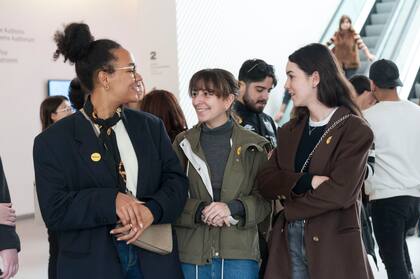 Tres amigas, estudiantes, felices por visitar Malba y ver a Frida de cerca