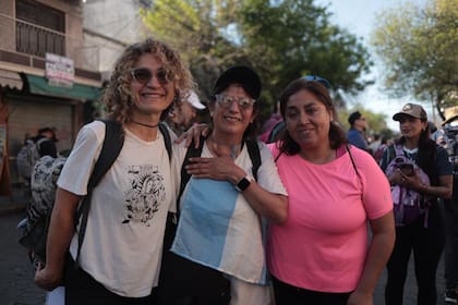 Tres amigas peregrinas: Gabriela, de 52; Teresa, de 63; y Alejandra, de 55 años