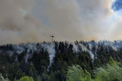 Tres aviones y un helicóptero (en la foto) hidrantes fueron dispuestos para el combate de las llamas