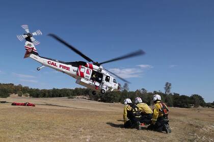 Tres brigadistas que viajaban en una de las aeronaves perdieron la vida, mientras sus compañeros del otro helicóptero pudieron aterrizar a salvo