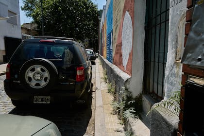 Tres casas comparten el tramo de vereda más angosta de la ciudad