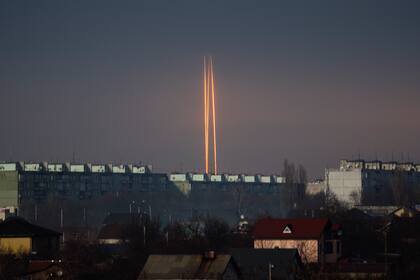 Tres cohetes lanzados contra Ucrania desde la región rusa de Belgorod son vistos al amanecer en Kharkiv, Ucrania, el jueves 9 de marzo de 2023.