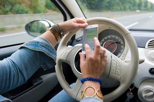 El celular y WhatsApp: las principales causas de las distracciones al volante