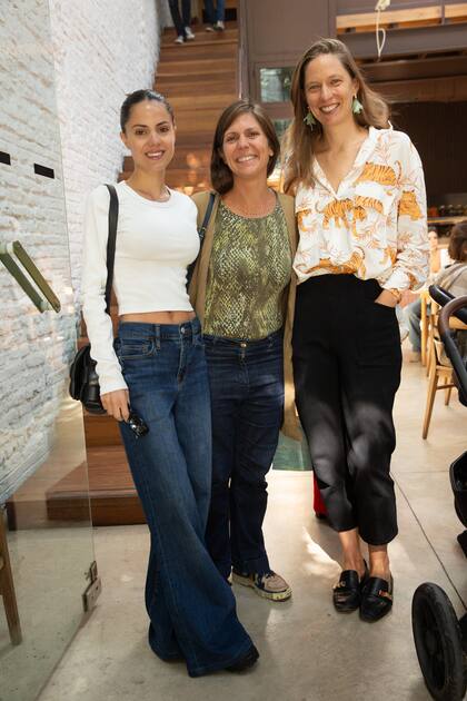 Tres de las amigas de la anfitriona, Josefina Echegaray, Magui Barassi, y Damasia Böhtlingk.