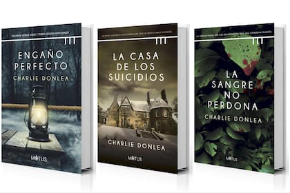 Tres de las cinco novelas de Donlea publicadas por Motus: "El engaño perfecto", "La casa de los suicidios" y la más reciente, "La sangre no perdona"