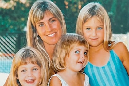 Tres de las cuatro hermanas con su madre, Mariana Vasquez Ferro.