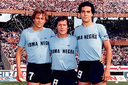 Tres de las figuras de Loma Negra: FŽlix Orte, Carlos Squeo y Mario Husillos antes de enfrentar a River en el Nacional de 1981.