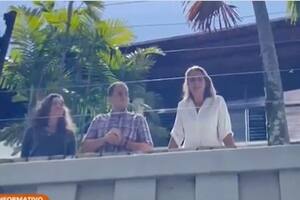 Tres de los asilados venezolanos en la terraza de la embajada argentina