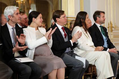 Tres de los cuatro hermanos del Gran Duque Guillermo: de izquierda a derecha, Nicolas Bagory, casado con la princesa Alejandra, que está embarazada de su segundo hijo, el príncipe Louis, y Claire Lademacher junto a su marido, el príncipe Felix